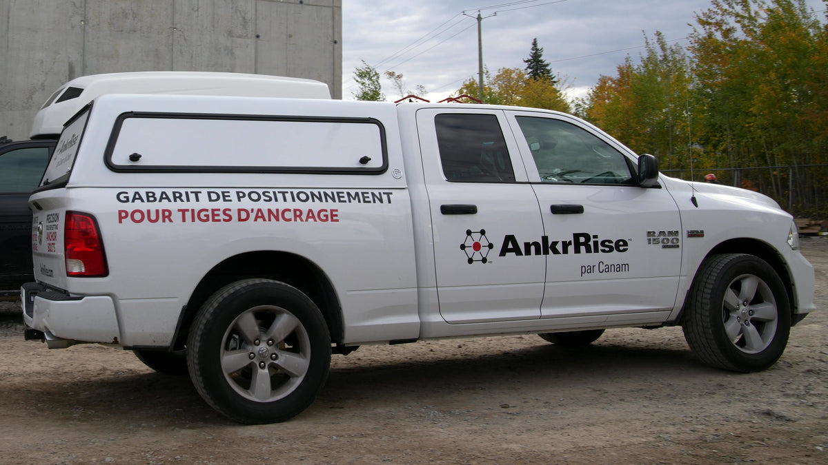 Camion de démonstration AnkrRise par Canam, lettré « Gabarit de positionnement pour tiges d'ancrage »